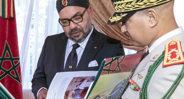 الجنرال دوكور دارمي عبد الفتاح الوراق المفتش العام للقوات المسلحة الملكية، يسلم لجلالة الملك كتابا يحمل عنوان 
