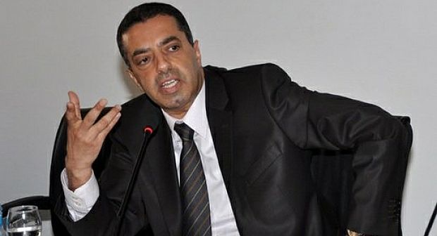 برافو.. عامل صاحب الجلالة ينتظر دوره كباقي المواطنين لقضاء أغراضه الإدارية