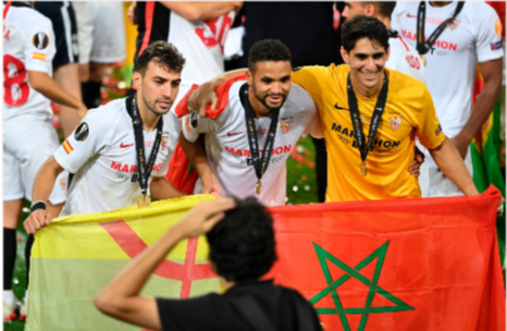 إنجاز مغربي تاريخي في الدوري الأوروبي والحدادي يحتفل بعلم المغرب
