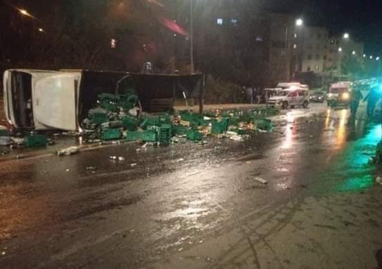 انقلاب شاحنة للمشروبات الكحولية نتيجة حالة سكر متقدمة للسائق