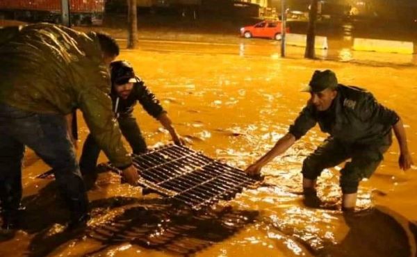 تحية إجلال وعرفان.. رجل سلطة يزيل غطاء بالوعة المياه لإنقاد شوارع البيضاء من فيضانات الأمطار