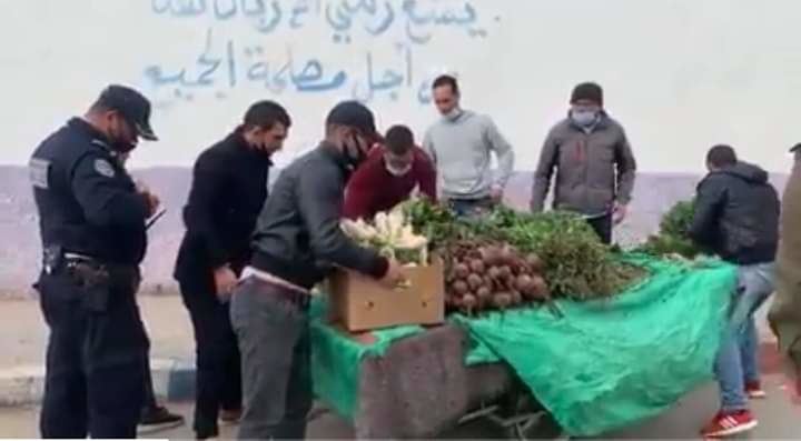 مصادرة خضر بائع متجول تشعل مواقع التواصل الاجتماعي