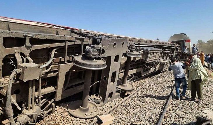 مصر.. 11 قتيلا و 98 جريحا في حادث خروج قطار عن القضبان