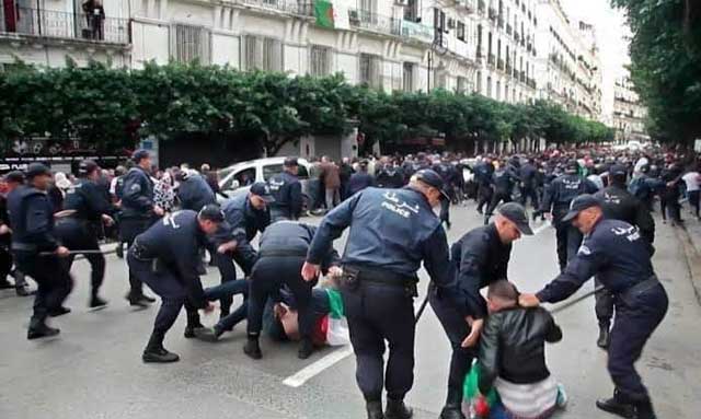 الجمعة 117 للحراك الشعبي.. نظام الجنرالات بالجزائر يعتدي ويعنف المتظاهرين السلميين