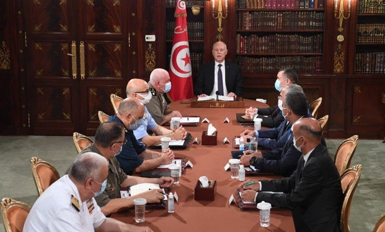 الرئيس التونسي يعفي رئيس الحكومة ويُجمِّد البرلمان ويُجرِّد النواب من الحصانة