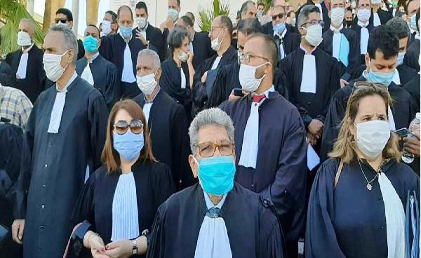 محاكم المملكة.. القضاة يضطرون إلى تأجيل العديد من القضايا بسبب احتجاجات المحامين ضد إلزامية 