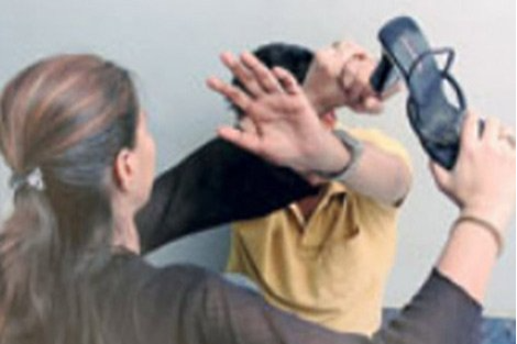 الحبس لزوجة عنفت زوجها