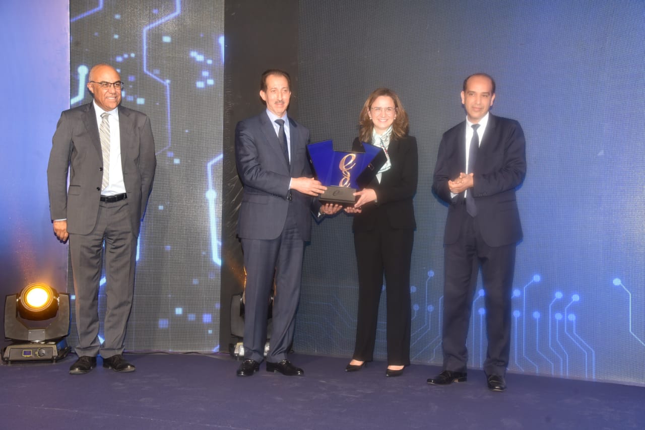 رئيس النيابة العامة يتسلم جائزة 