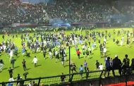أسوء مأساة في تاريخ كرة القدم.. ارتفاع ضحايا اقتحام الجمهور لملعب بإندونيسيا إلى 131 قتيلا