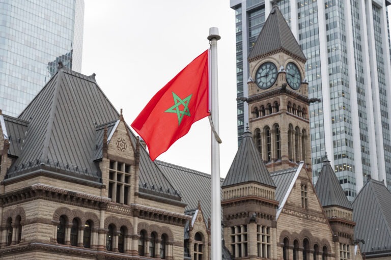 بمناسبة الذكرى الـ67 لعيد الاستقلال.. العلم المغربي يزين مبنيي برلمان أونتاريو وبلدية تورونتو بكندا