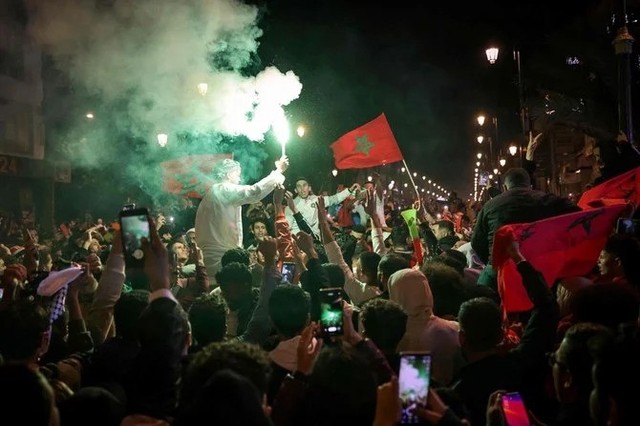 تأهل أسود الأطلس إلى نصف نهائي كأس العالم قطر 2022 يخرج المغاربة من طنجة إلى الكويرة