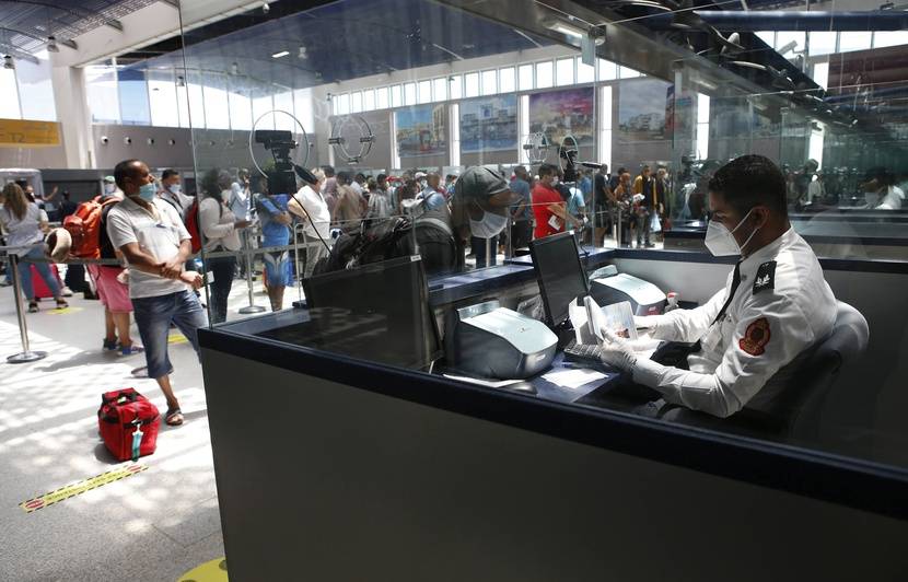 الوزارة تحسم الجدل بشأن مطالبة الموظفين بشهادة مغادرة التراب الوطني