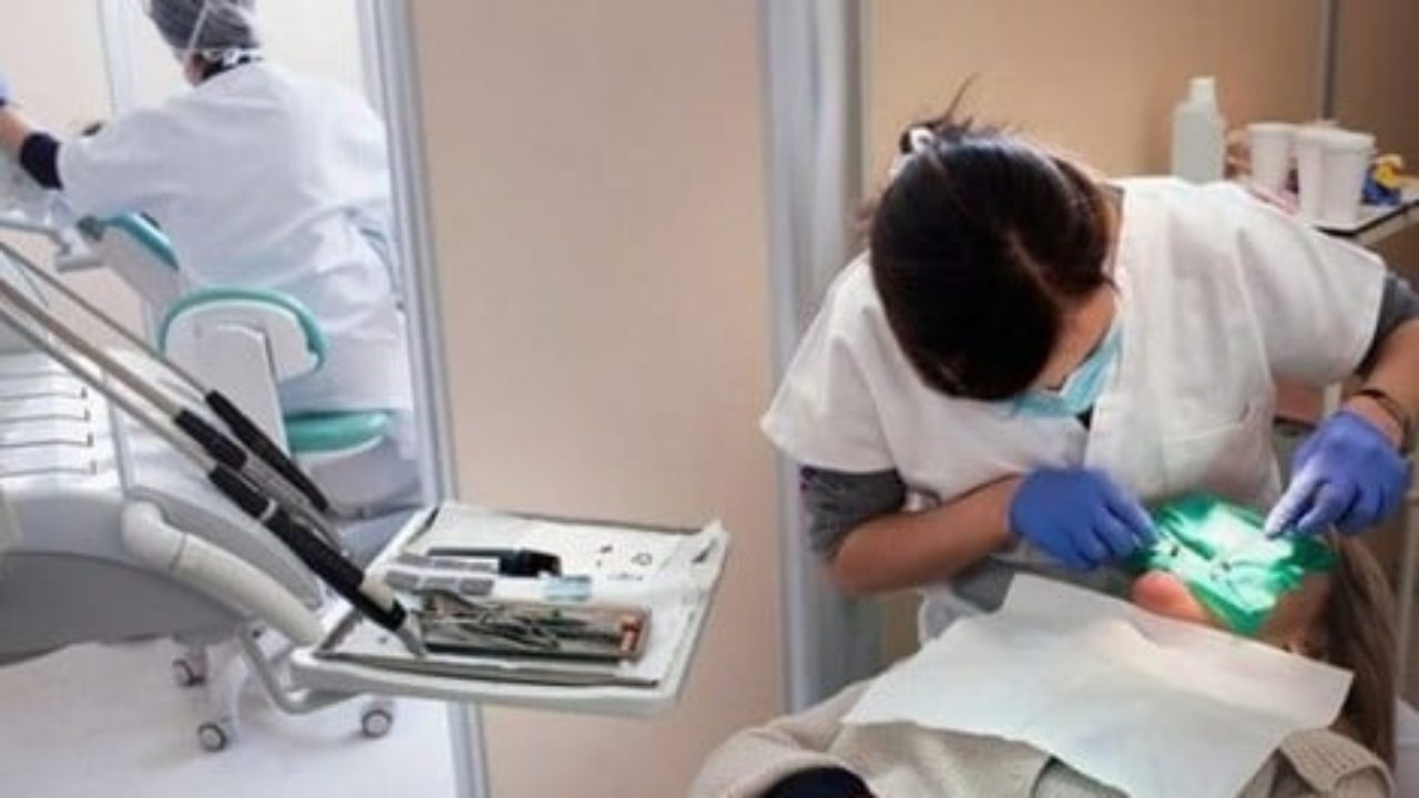 طلبة طب الأسنان المغاربة خريجي الجامعات الطبية الروسية يطالبون بالترخيص لمزاولة المهنة