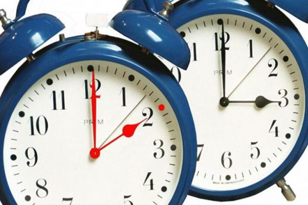 أوروبا تتخلى عن التوقيت الصيفي وتعود إلى التوقيت الشتوي وتتساوى زمنيا مع المغرب