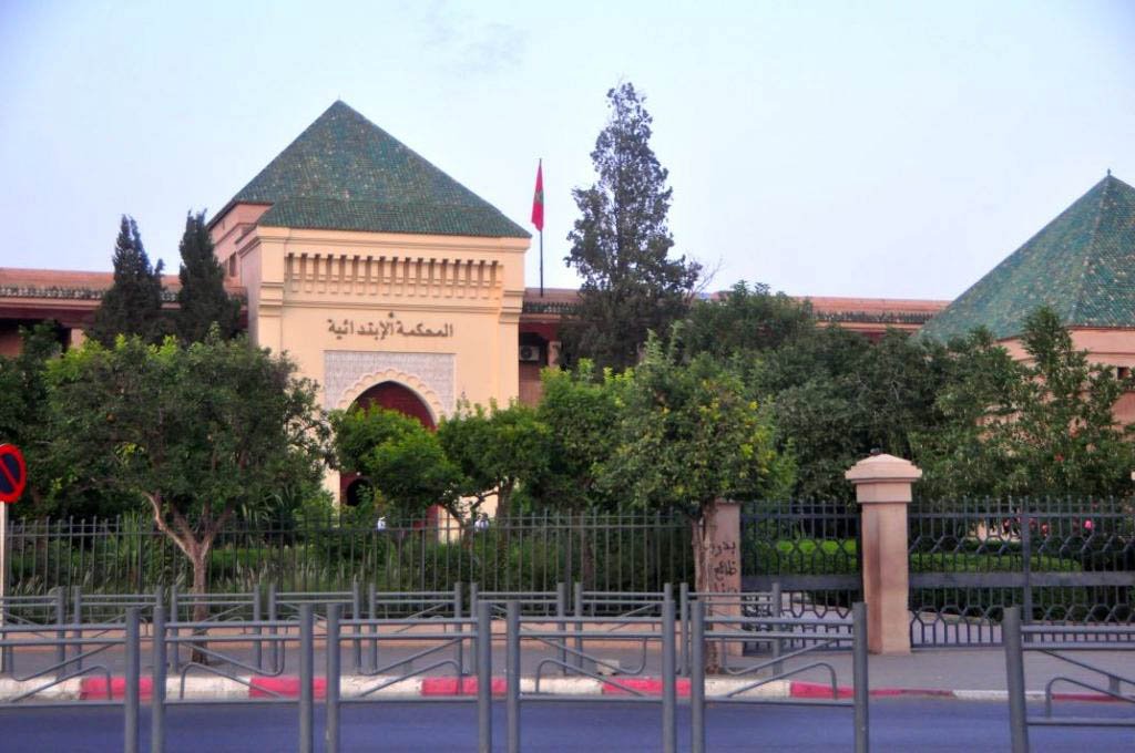 النصب والوساطة في المحاكم يقودان صحافيَيْن وموظفا بمراكش إلى السجن