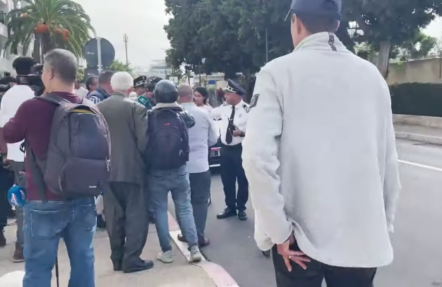 وقفة احتجاجية أمام السفارة الفرنسية بالرباط تنديدا بتطاول ماكرون على المغرب