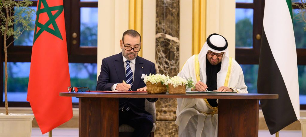 جلالة الملك ورئيس الإمارات يوقعان بأبوظبي إعلانا نحو شراكة مبتكرة ومتجددة وراسخة