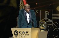 فريق نابولي الإيطالي يحتفل بتتويج نجمه النيجيري فيكتور أوسيمين بجائزة أفضل لاعب في إفريقيا لسنة 2023