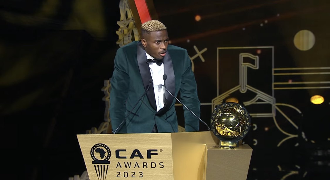 فريق نابولي الإيطالي يحتفل بتتويج نجمه النيجيري فيكتور أوسيمين بجائزة أفضل لاعب في إفريقيا لسنة 2023