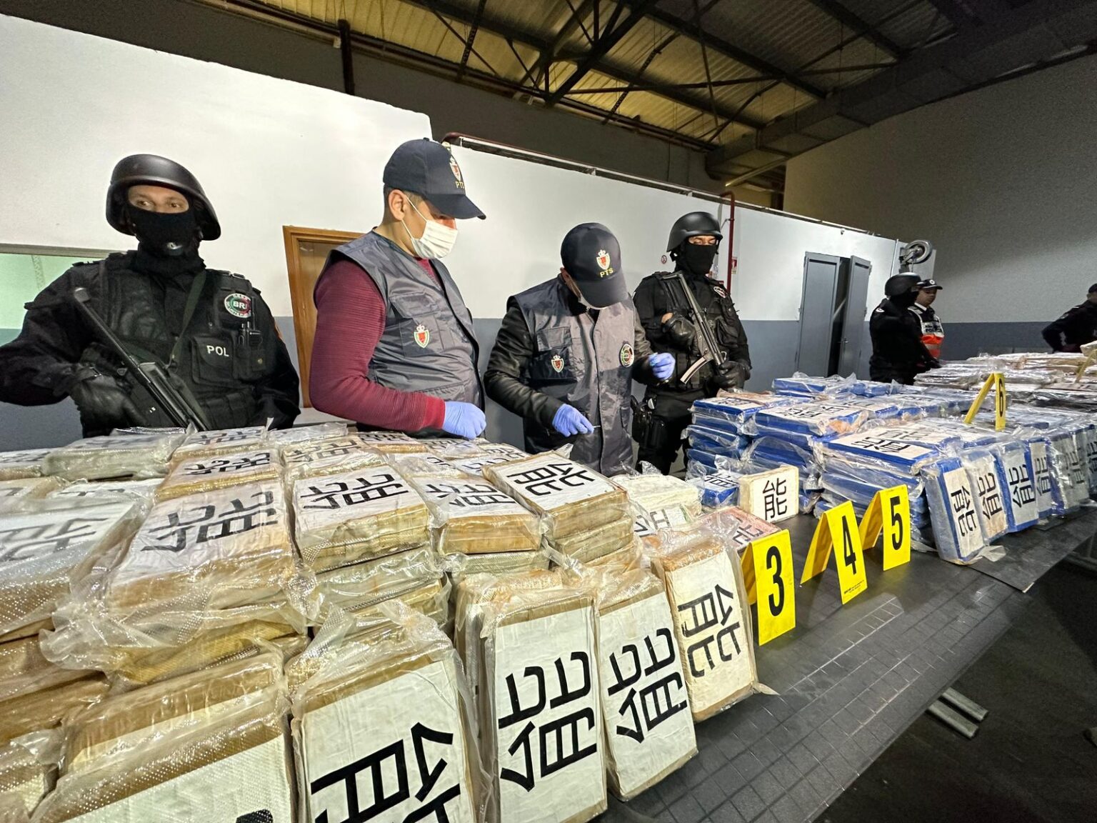 تنسيق أمني مغربي إسباني يجهض تهريب 1.5 طن من الكوكايين بميناء طنجة المتوسط