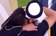 عناق حار من أمير دولة قطر الشيخ تميم بن حمد آل ثاني للحسين عموتة بعد نهائي كأس آسيا (فيديو)