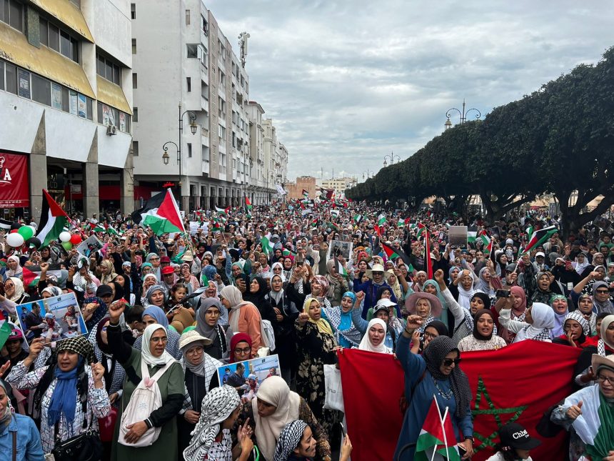 عشرات آلاف المغاربة يخرجون في مسيرة تضامنية مع الشعب الفلسطيني للمطالبة بوقف حرب إسرائيل على غزة وإنهاء التطبيع
