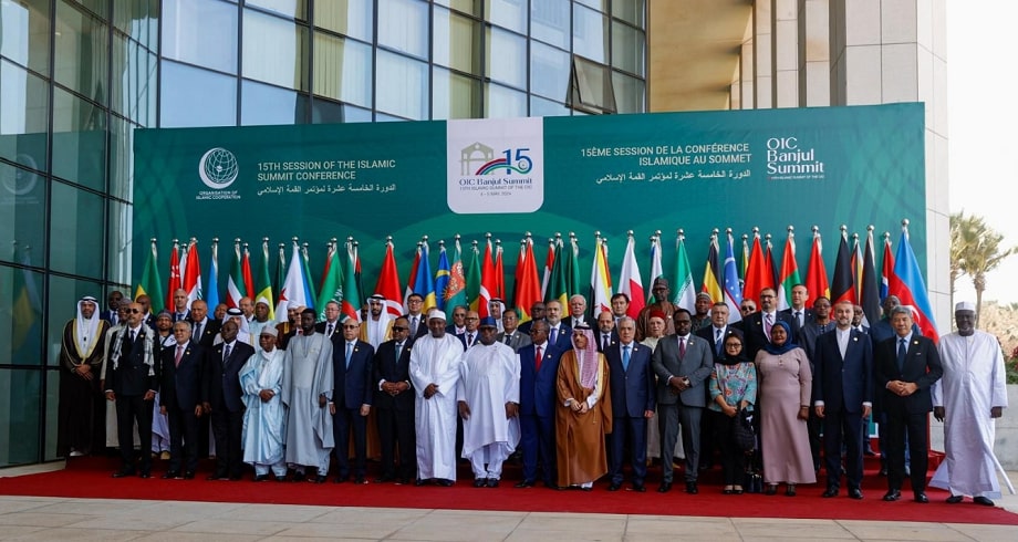 الملك محمد السادس يتكفل بإطعام  وفود ورؤساء جميع الدول المدعوين إلى قمة منظمة التعاون الإسلامي المنعقدة فى بانجول الغامبية