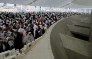 الحجاج يرمون 