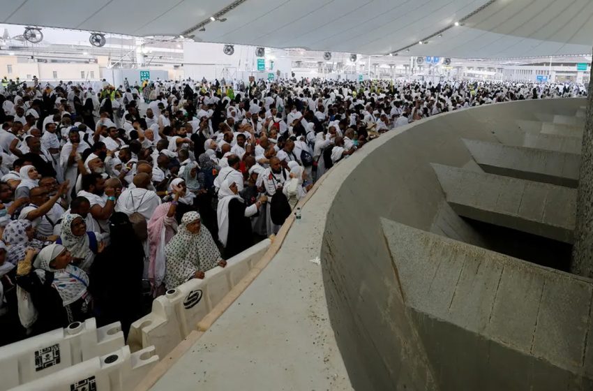 الحجاج يرمون 