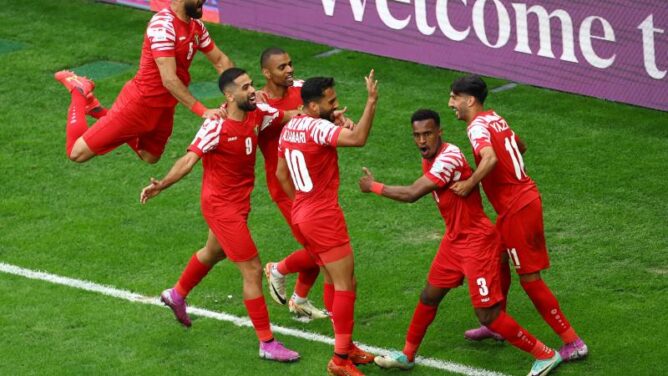 التصفيات الآسيوية المؤهلة لكأس العالم 2026 وكأس آسيا 2027.. عموتة يقود منتخب الأردن لهزم السعودية على أرضها وخطف صدارة المجموعة