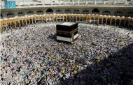 حجاج بيت الله الحرام يؤدون 