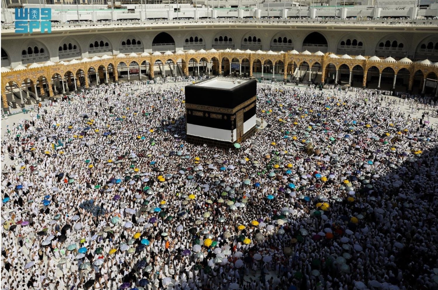 حجاج بيت الله الحرام يؤدون 