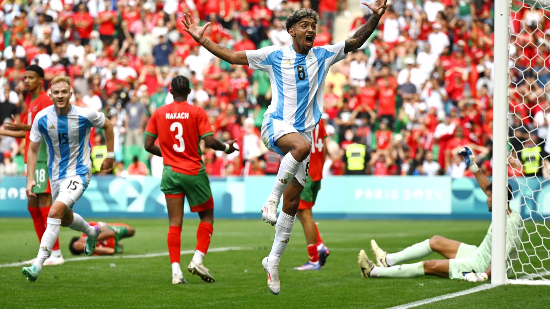 الحكم يلغي هدف الأرجنتين ويعلن فوز المنتخب الوطني المغربي ب (2-1)