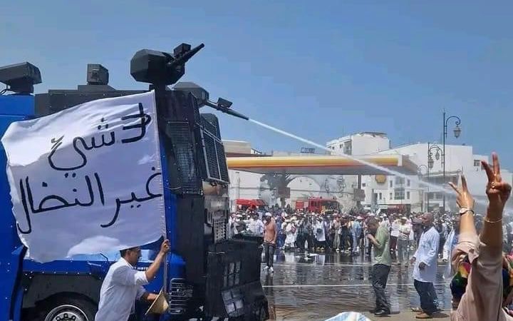 السلطات تستخدم خراطيم المياه لتفريق مسيرة احتجاجية للشغيلة الصحية في الرباط