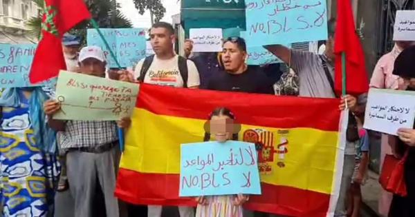 مغاربة ينظمون وقفة احتجاجية أمام القنصلية الإسبانية بالدار البيضاء احتجاجًا على احتكار السماسرة لمواعيد 
