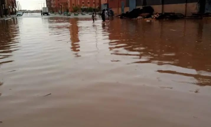 ليلة بيضاء في ورزازات.. الأمطار تغرق الشوارع والمنازل وتتسبب في إتلاف المحاصيل 