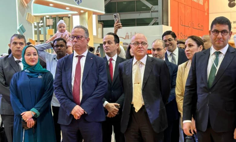 بنسعيد يزور معرض الشارقة الدولي للكتاب ويثمن استضافة المغرب كضيف شرف