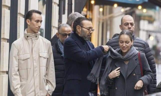 صور حديثة للملك محمد السادس بمعية نجليه في جولة عائلية بباريس تشعل مواقع التواصل الاجتماعي (صور)