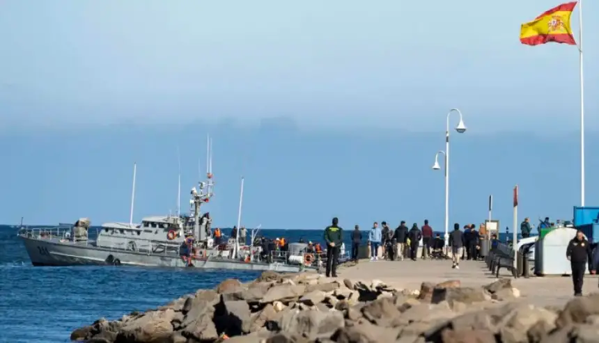 البحرية الملكية تنجح في إنقاذ الزورق العسكري العالق قرب ميناء مليلية وتعيده إلى ميناء الناظور