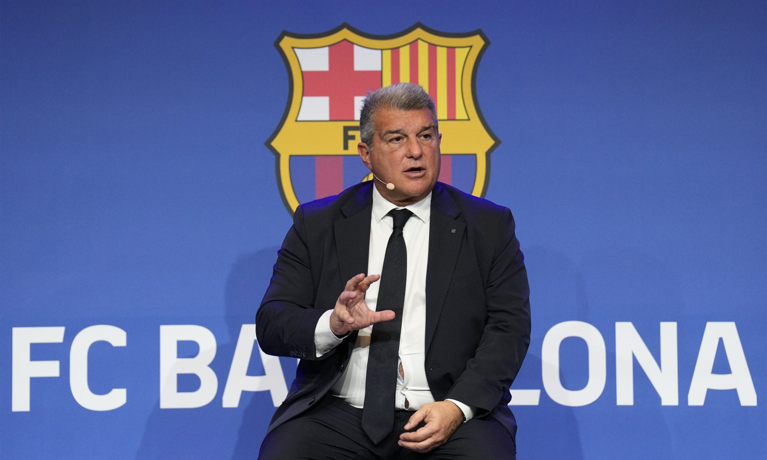 نادي برشلونة الإسباني يوقع أكبر عقد رياضي في تاريخ كرة القدم