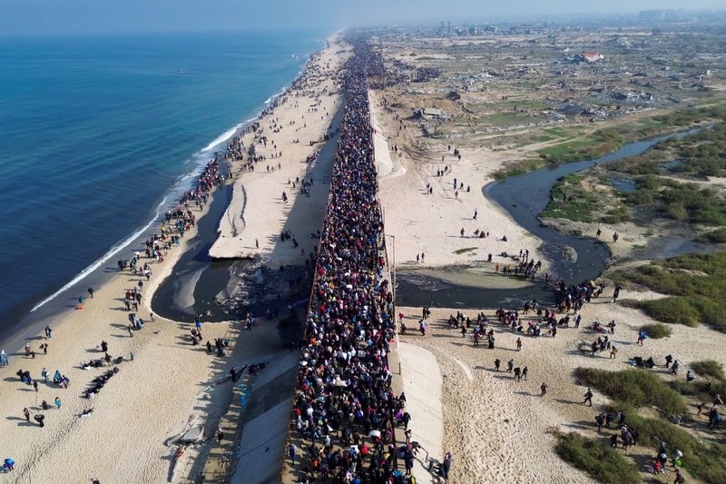 عودة مئات الآلاف من النازحين الفلسطينيين إلى شمال غزة في مشهد إنساني مؤثر