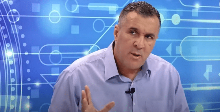 صحفي جزائري يصدم زميلا له مقدم برنامج رياضي ويؤكد جاهزية المغرب لتنظيم كأس إفريقيا