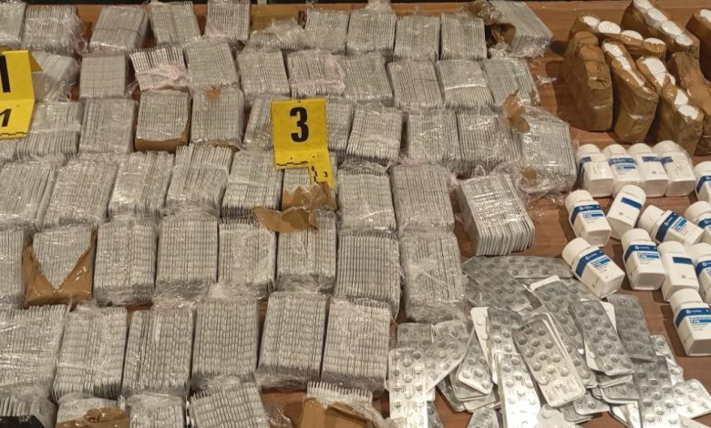 أمن ميناء طنجة يحبط إدخال 64 ألف قرص مخدر ويوقف 3 أشخاص من أسرة واحدة