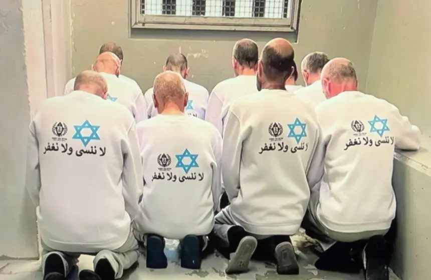 الأسرى الفلسطينيون يحرقون ملابس الإفراج المثيرة للجدل التي زودتهم بها مصلحة السجون الإسرائيلية