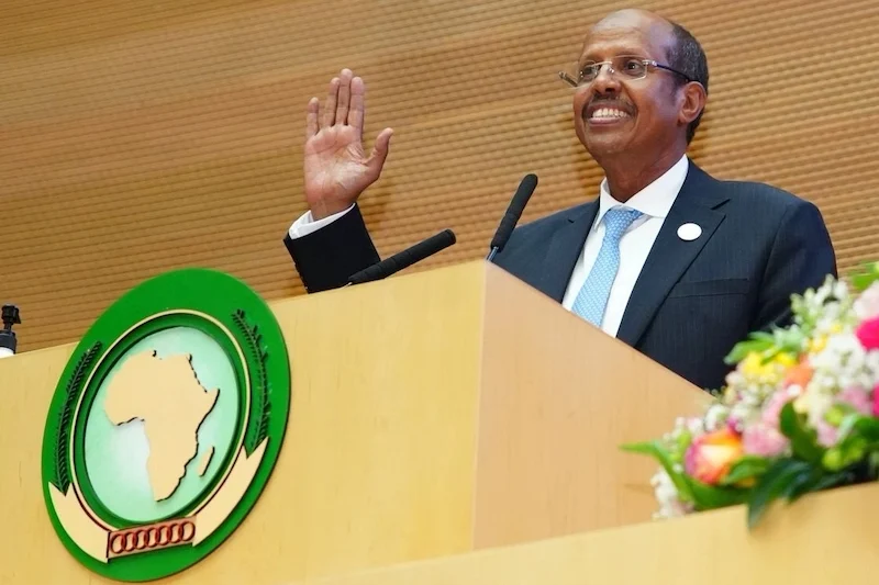 الملك محمد السادس يهنئ محمود علي يوسف على إثر انتخابه رئيسًا لمفوضية الاتحاد الإفريقي