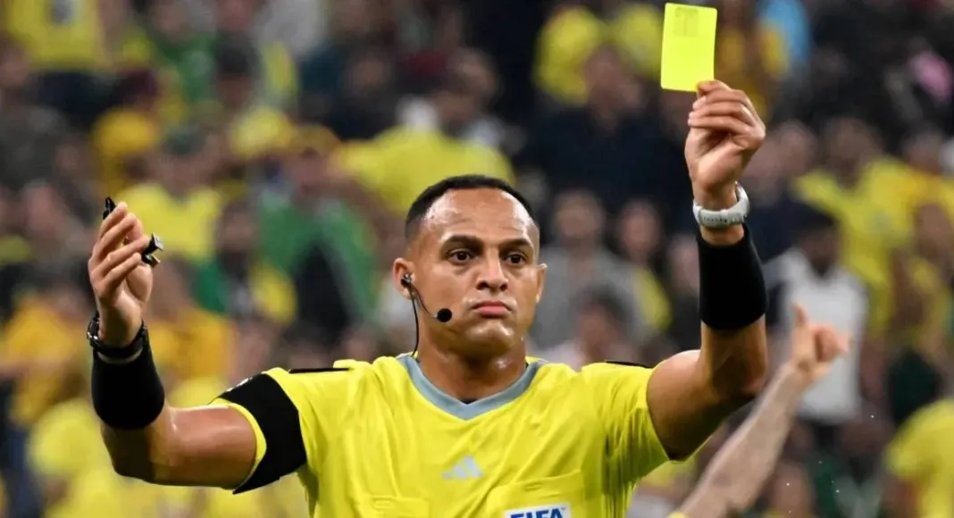 فوزي لقجع يُكلِّف الحكم الأمريكي المغربي الأصل إسماعيل الفتح بمهمة تطوير منظومة التحكيم الوطني