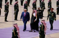 البنفجسي بدل الأحمر.. ما سر لون السجاد المفروش لاستقبال الرئيس الأمريكي دونالد ترامب بالرياض؟