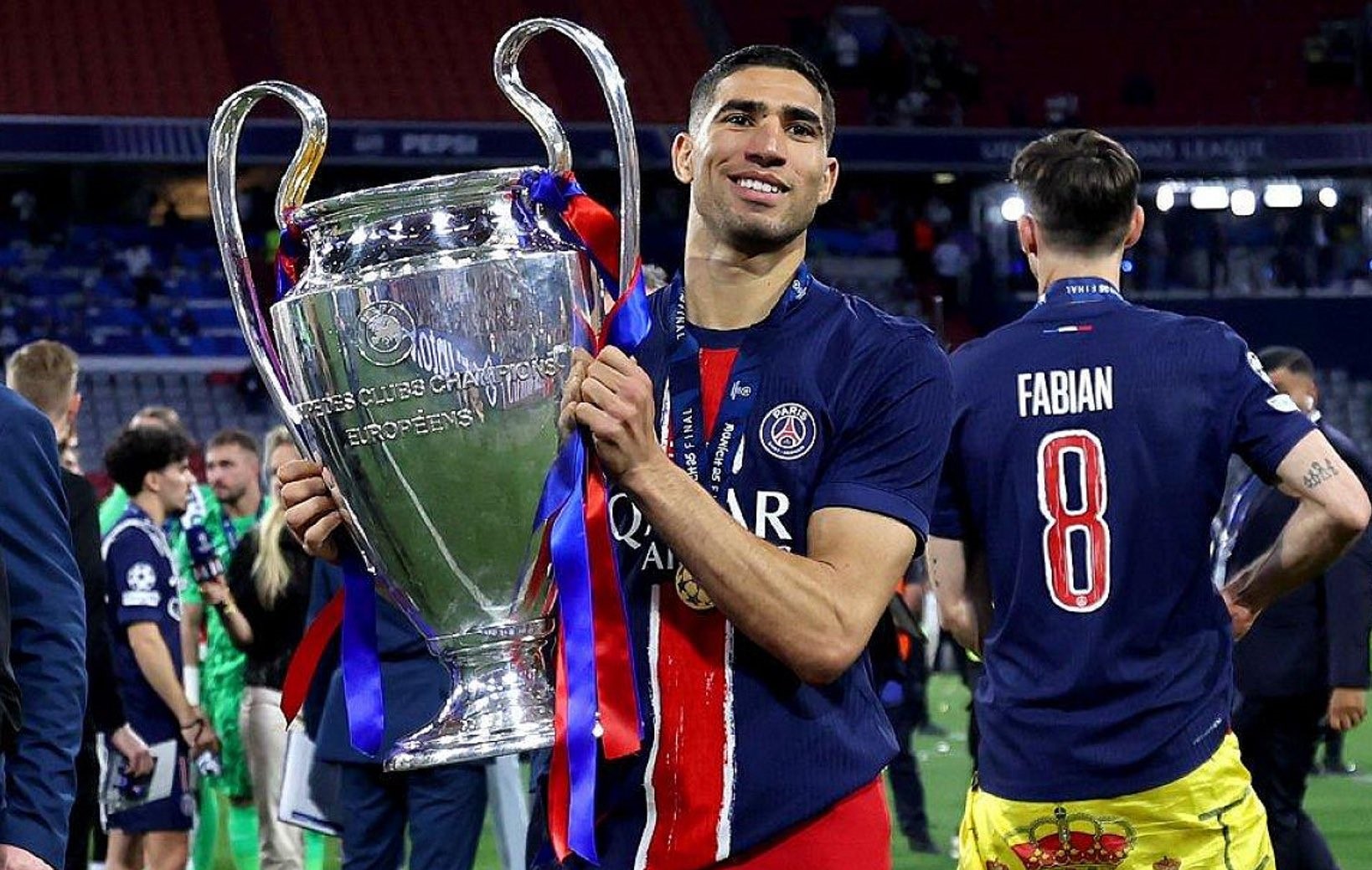 أشرف حكيمي أغلى مدافع في العالم بعد موسم تاريخي رفقة ناديه باريس سان جيرمان الفرنسي