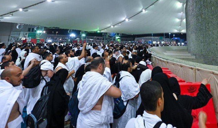 حجاج بيت الله الحرام يرمون 