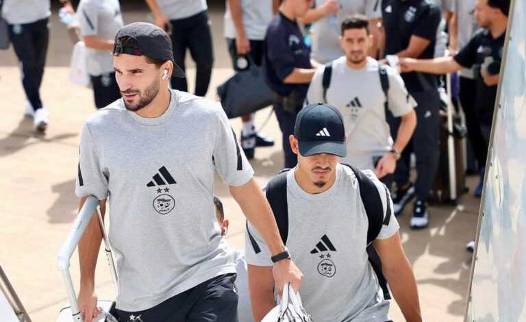 بعثة المنتخب الجزائري تحط بالدار البيضاء عبر طائرة خاصة لمواجهة غينيا برسم التصفيات المؤهلة إلى كأس العالم 2026
